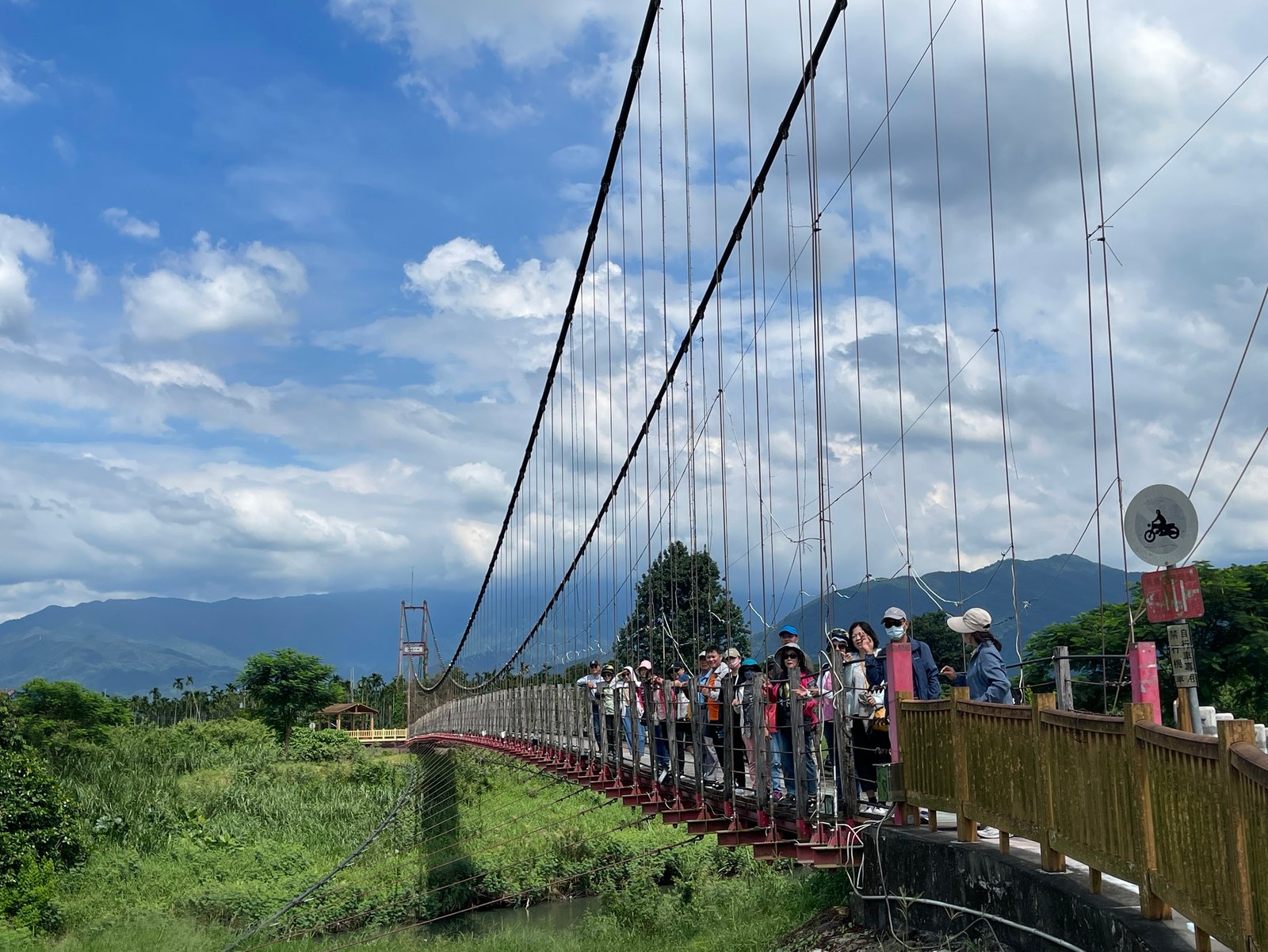 萬巒彩繪吊橋美景